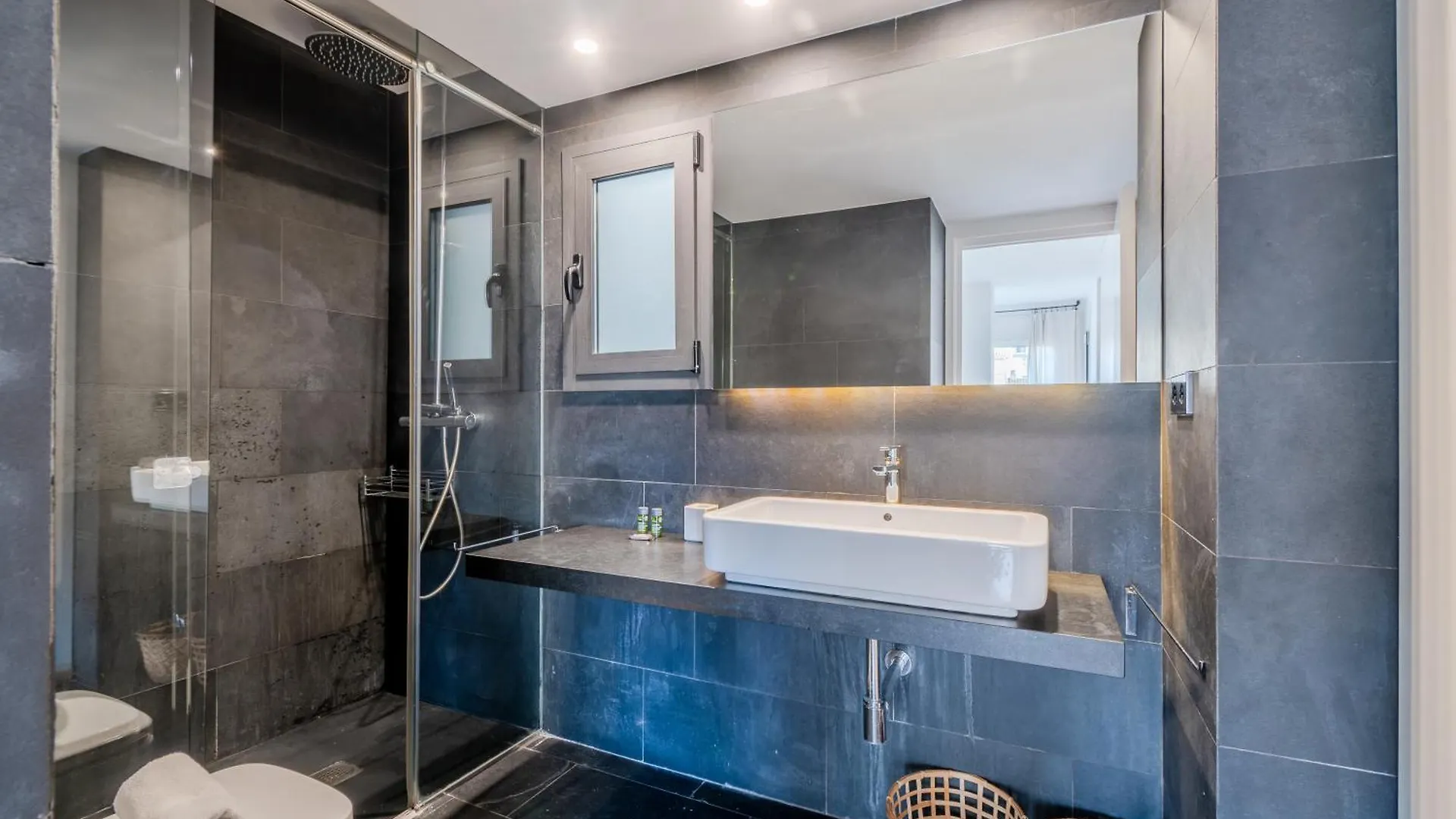 Flateli Canalejas Apartment Girona